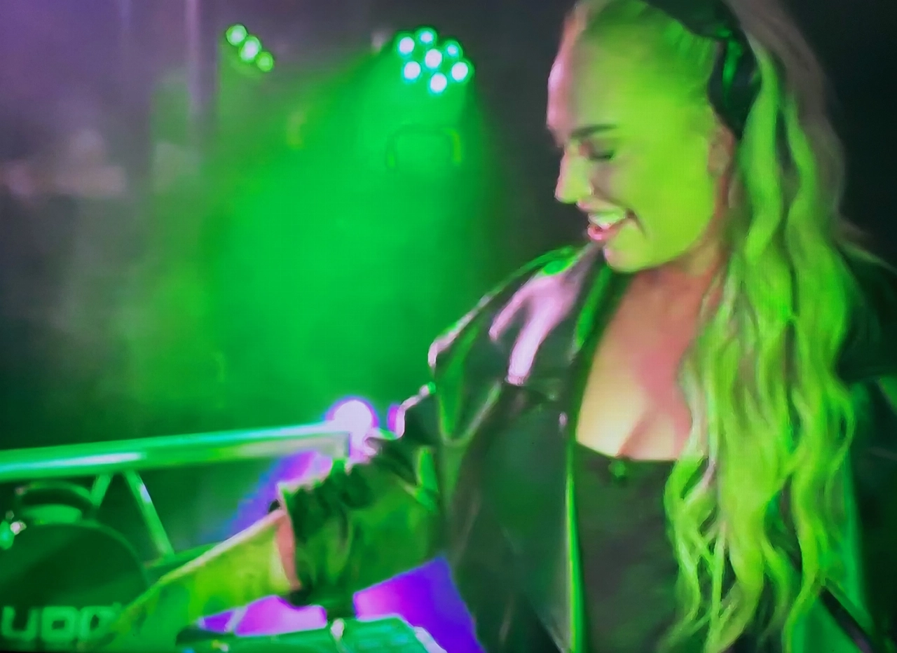 Kelly en Unu: tussen het klussen even dj-en op de braderie